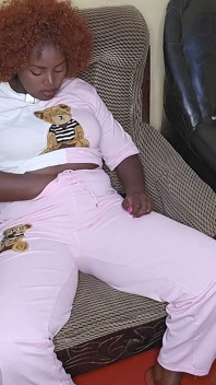 Afrikaanse zwarte vrouw met mooie ogen masturbeert haar poesje zo goed