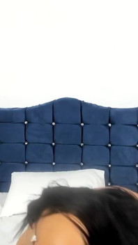 큰 자연의 젖탱이의 라틴계 여자