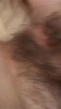 Napalona brunetka ssie i pieprzy twardego kutasa