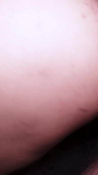 침대에 누워있는 의붓여동생을 이용하고 나와 섹스하도록 설득했고, 그녀는 거대한 가슴을 가지고 있다