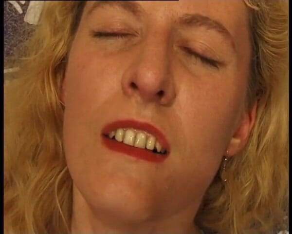 YOUR FIRST PORN: La femme mariée Hausfrau Lisa Ist Notgeil. Analdidospass und Kugeln -...