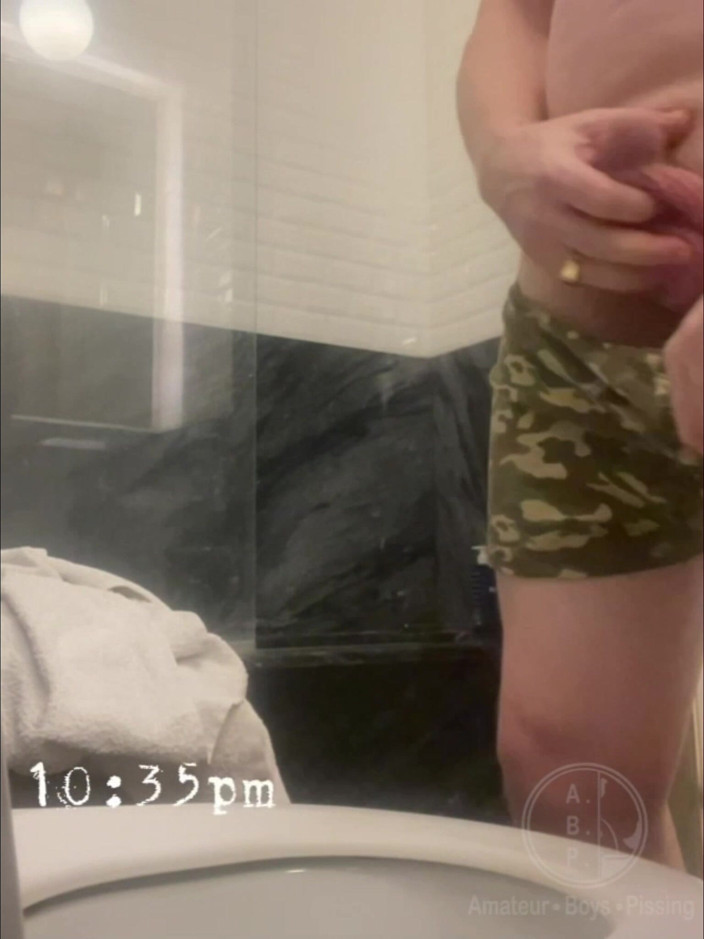 AmateurBoysPissing: Перерви на ванній кімнаті Jules: добірка звичайного дня