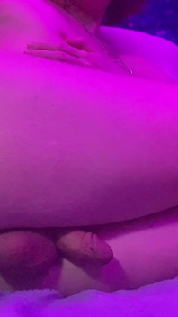 Remaja berambut merah Twink mengongkek pantat dengan dildo dan memancut tangan