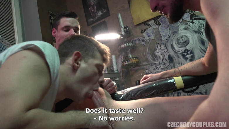 Czech Gay Couples: Coppie gay ceche 8 gangbang di negozio di tatuaggi - il buco...