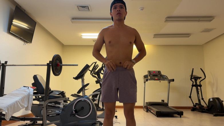 joanraay: Training nackt im hotel-fitnessstudio