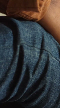 Desi holka vzala můj plný penis do pusy a dala mi hluboké kouření a také kouření