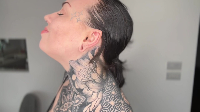 Miss Valentina: Sivri kulak ibadeti