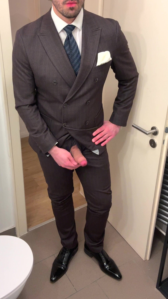Master Shiny Shoes: Biznesmen w garniturze masturbuje się na lakierowanych butach