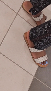 Dietro il suo grosso culo n bei piedi n blu