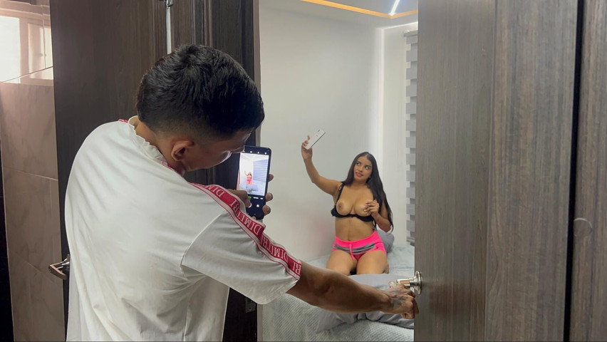 I Catch My Stepsister Taking Nude Pictures of Herself and Buy My Silence with a Rich Fuck (Hilary palvin)