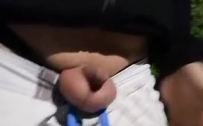 Adashah: Sissy eksibisualis lagi asik jalan-jalan di hutan berisiko