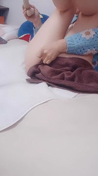 Hana, Petite Chatte Poilue De La Nature, Joue À Baiser Sa Petite Chatte Par Un Gode