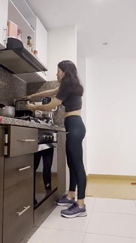 Chị kế đồng tính nữ của tôi giúp tôi giặt quần áo bẩn thỉu của tôi