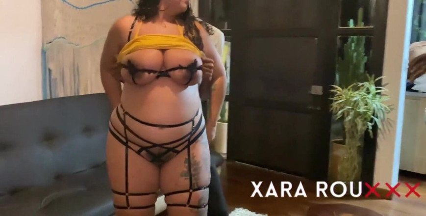 Xara Rouxxx: Iubitul mamei mele vitrege mă face să ejaculez într-un sex în trei