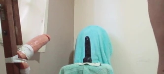 मैं बहुत कामुक हूं, और मैं सिर्फ अपनी गांड में दो डिल्डो रखना चाहता हूं।