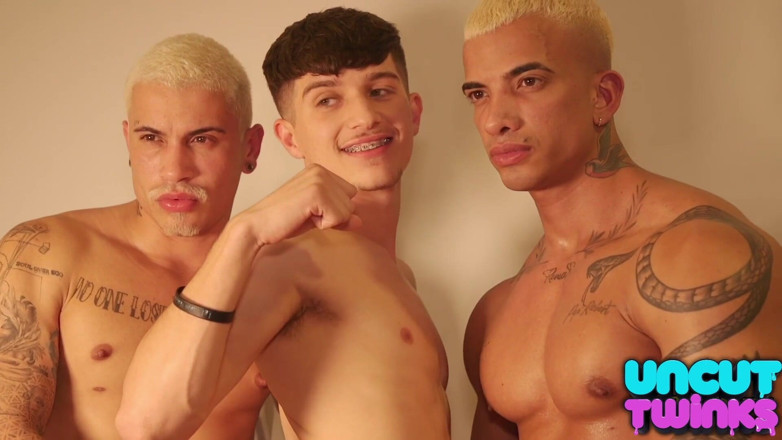 UncutTwinks: 2 latinos sin cortar follan a todos americanos twink Jay...
