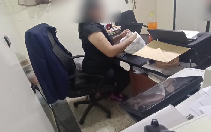 BBW LATINA: 我在工作办公室点了送货上门服务，送货员狠狠地抓住了我，以至于我的桌子坏了