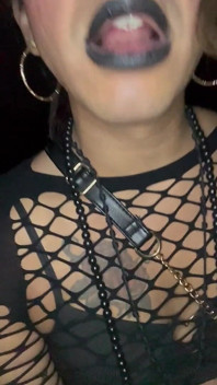 Tranny đi tiểu trên đi bộ đêm