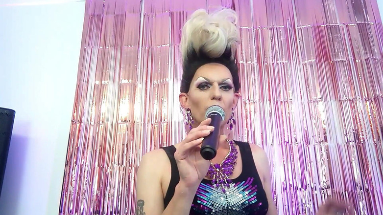 Alexalovesit: Сладкий трансвестит покрыт