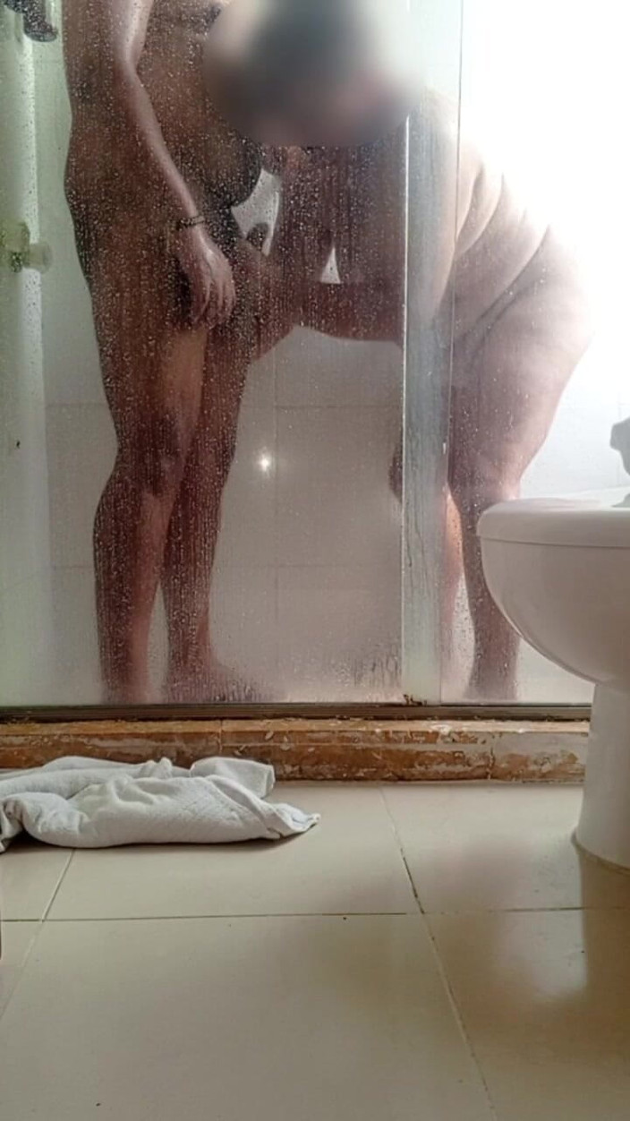 Milfta boohot: Eine MILF-stiefmutter im hotelbadezimmer ficken