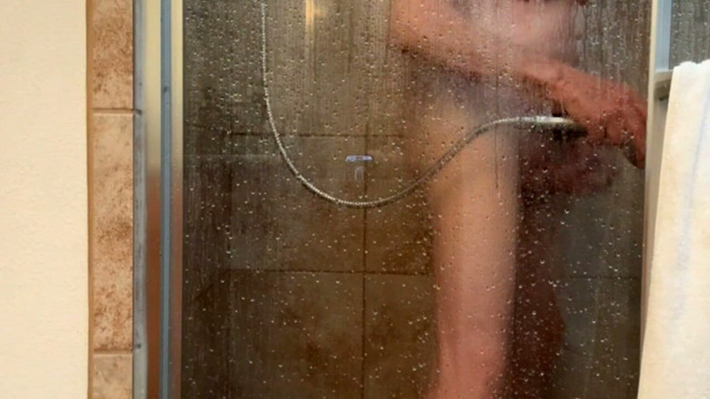 Croonerlooker: Sissy Showering
