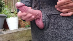 Rockardglans: Großer schwanz, nahaufnahme im freien onesie wichst, tropfende sperma