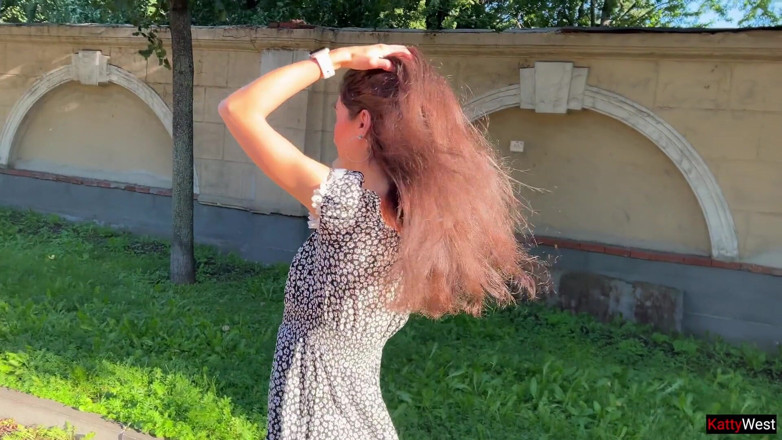 Katty West: Onani - flicka rör vid fitta med en plug in hennes...