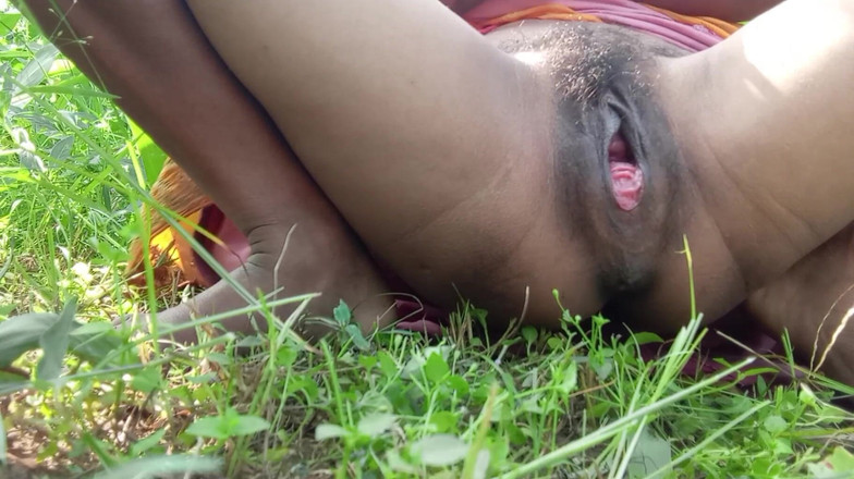 Treblsex: 继妹，坐在印度巴杰拉的田地上，从洞里排水。