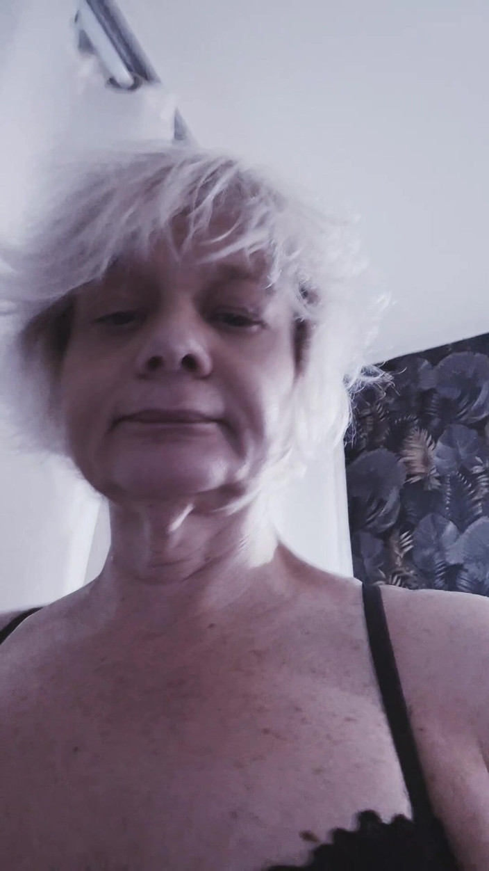 Sofy13: Cobalah lingerie seksi baruku.