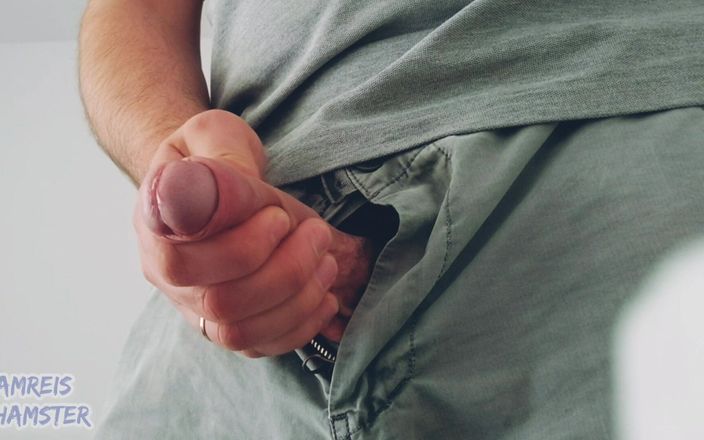 Amreis: Masturbace - pre-sperma a sperma. Orgasmus v šortkách v práci.