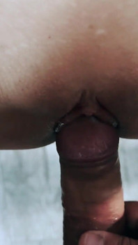 룸메이트는 끝내지 않았지만 스트랩 온으로 모든 것을 고정!
