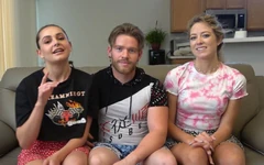 Um jogo de basquete indoor com duas gostosas e 1 cara de sorte