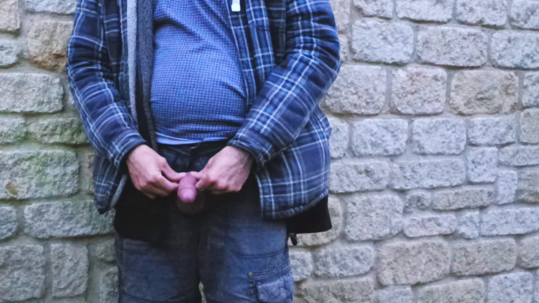 Rockardglans: Gran polla sin cortar masturbándose y corriéndose para los vecinos...