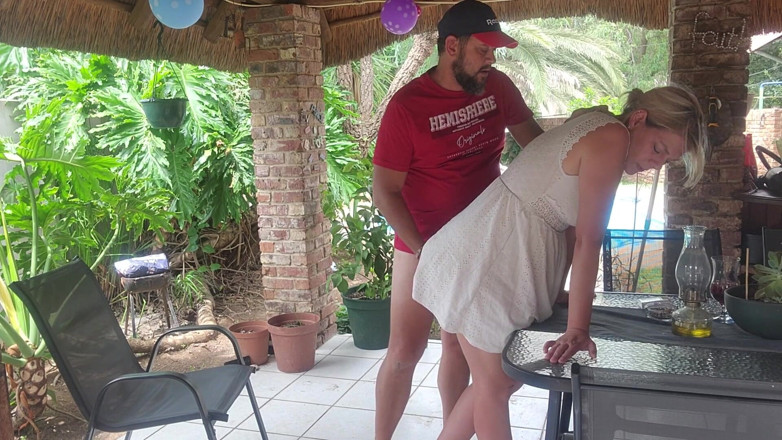 Sparowdox: Fodendo a esposa do vizinho no pátio se ele pudesse...