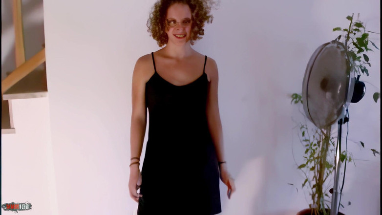 MMM100: Anna se déshabille, jeune brune sexy