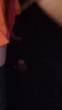 Manželka si vzala kondom od cizince v glory hole, aby měla sex bez kondomu