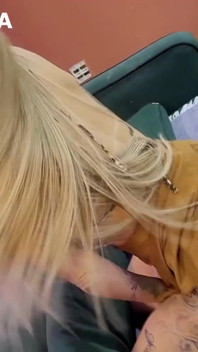 Nejžhavější blonďatá sousedka v budově přišla do mého bytu požádat o sex