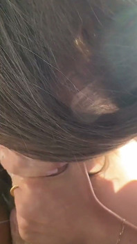 Bez majtek na przednim siedzeniu! Lily Phillips jedzie go na autostradzie