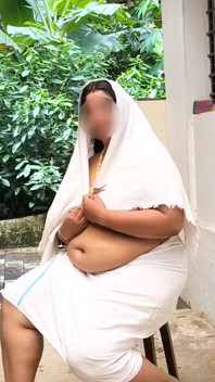 Cewek gemuk India dengan gaun putih seksi, pemotretan topless