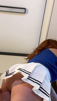 Une femme au foyer rousse canon et excitée exhibe sa chatte et son cul en prenant sa culotte dans la cuisine