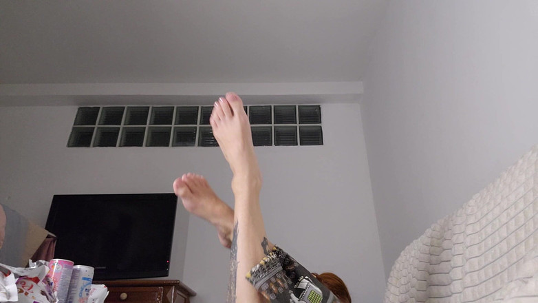 TattoedGirl666: 哇，她的脚真可爱