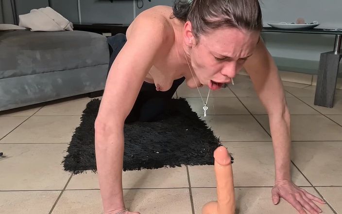 Mpussypunisher: Slut-deep-throat mengongkek dirinya dengan dildo.