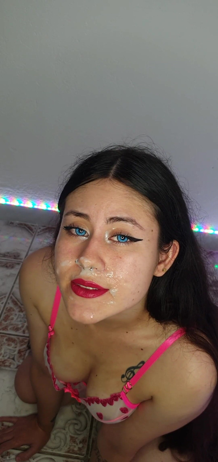 DherlyDoll: Moje sexy sousedka dostane sperma na obličej, miluje to!