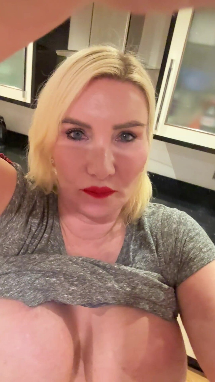 Sophie James: berbulu, pink, atau dicukur? - Anda memutuskan tampilan saya