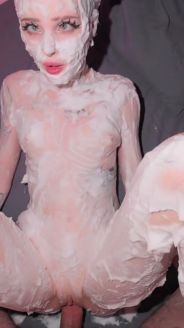 pinkloving: Chica de afeitado de espuma de Tiktok da garganta profunda...
