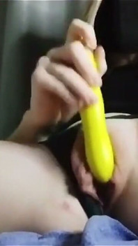 Mă joc cu vibratorul meu galben