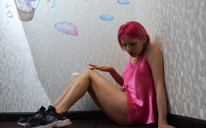 Vasya Sylvia: 女の子は足に舐め、唾を吐く