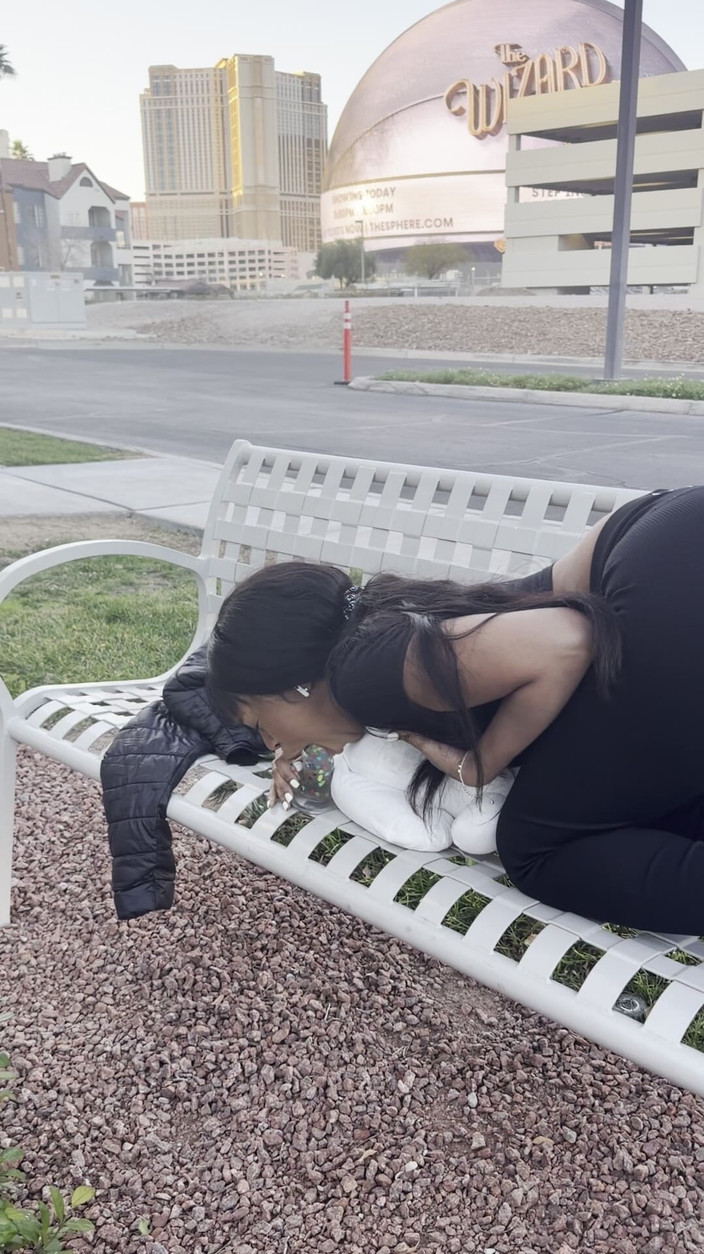 Kimmy Charms: Supt de vibrator și ejaculare anală