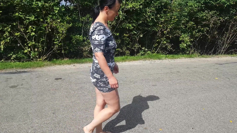 Yvette xtreme: Das barfußmädchen auf der straße