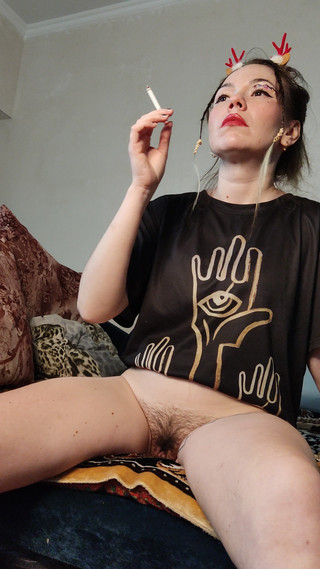 Blowjobs Alice: Pasierbica pali papierosa dla swojej pokazanej cipki